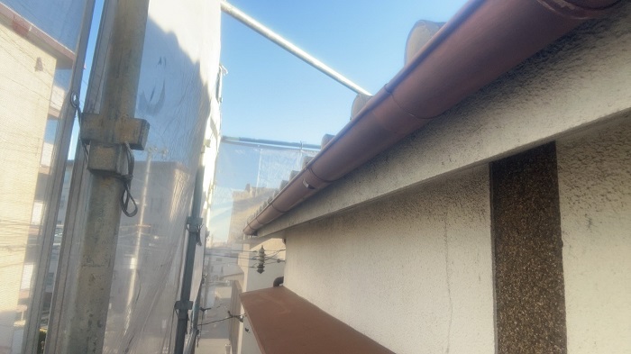 加古郡播磨町で2階部分の軒樋をシルビスケアＰＣ５０へ取り替える前の様子